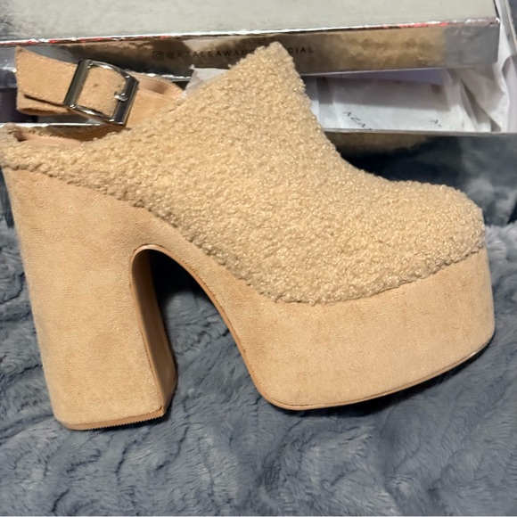 Elegant Tan Platform Mules - Picture 10 of 10